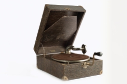 Gramophone / Grammofoon, vers / rond 1940, MoMuse, don / gift Jeanine Dardenne V 2012.037. Z3, DP11, V, 17